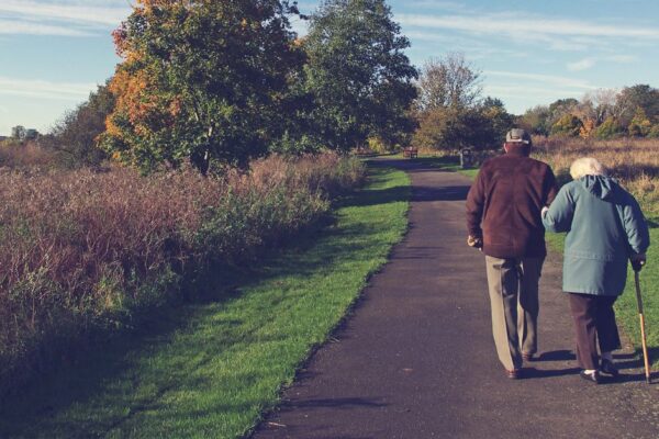 Camminare all’aperto, genetica e rischio di osteoporosi: prevenzione e salute delle ossa